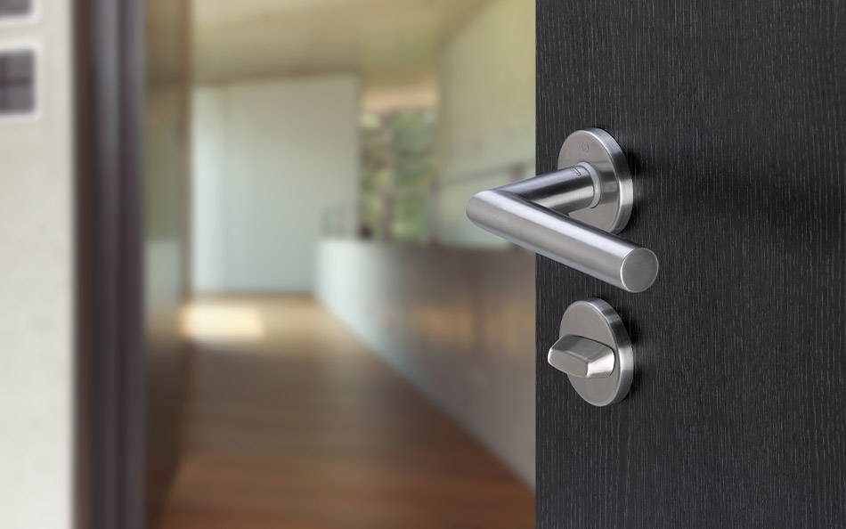 Powierzchnia SecuSan® zatrzymuje zarazki na klamce drzwiowej