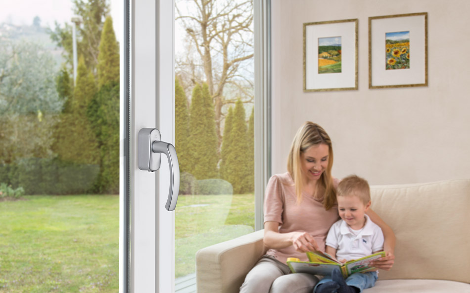 Poczucie bezpieczeństwa w domu: Klamka okienna z technologią SecuSelect® skutecznie chroni przed siłowym otwarciem okna.